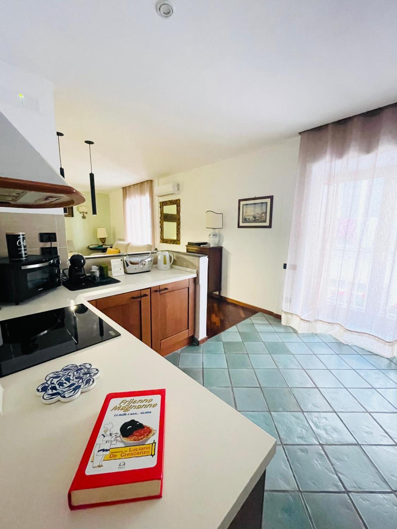 Re Gallo Luxury Apartment Plebiscito In Via Chiaia Naples Extérieur photo