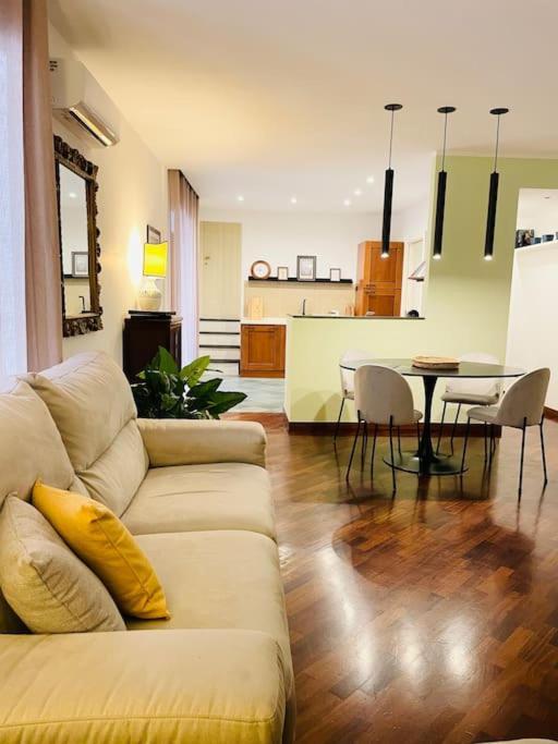 Re Gallo Luxury Apartment Plebiscito In Via Chiaia Naples Extérieur photo
