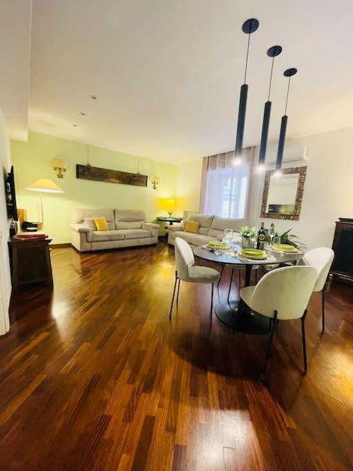 Re Gallo Luxury Apartment Plebiscito In Via Chiaia Naples Extérieur photo
