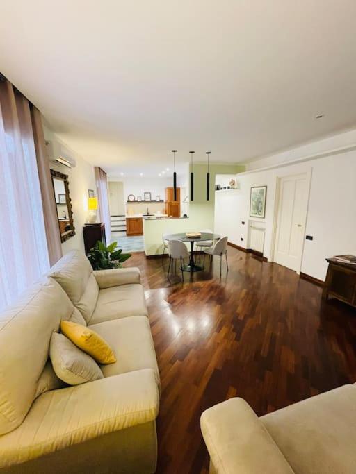 Re Gallo Luxury Apartment Plebiscito In Via Chiaia Naples Extérieur photo